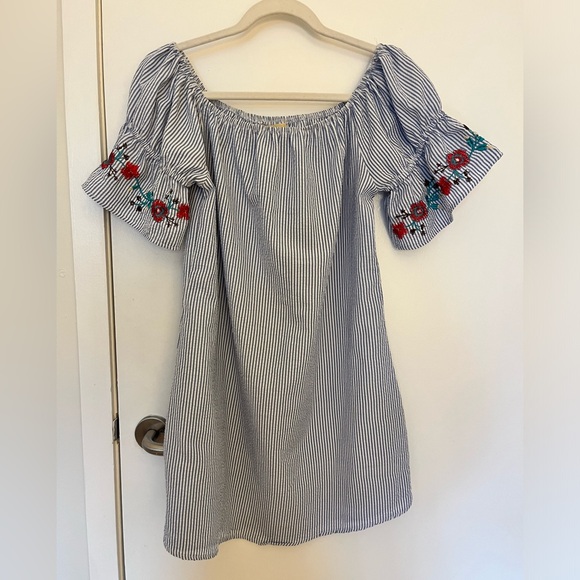 Seersucker mini dress with embroidered flower sleeves - Picture 1 of 3